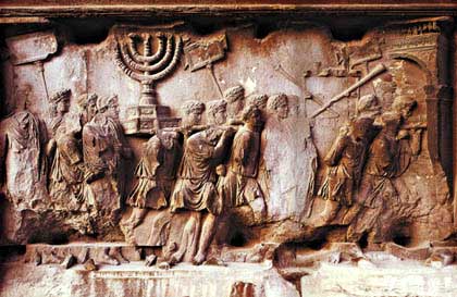 Arc de triomphe de Titus érigé par Domitien en 81 à Rome pour célébrer les victoires de Titus son frère pendant les guerres de Judée
